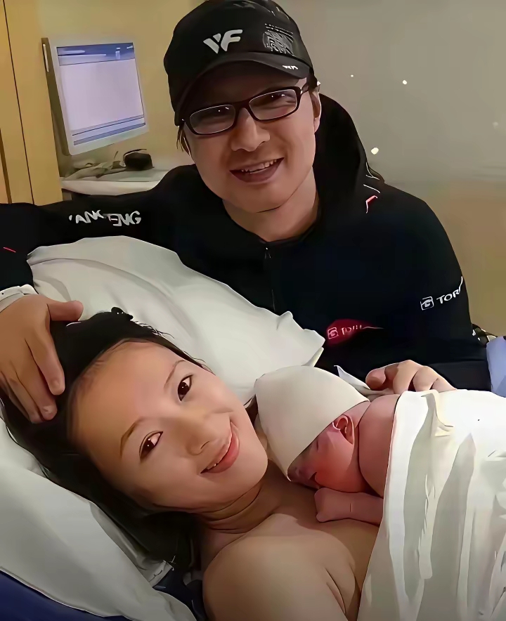 汪峰和章子怡俩人当初没有爱情?

当年影后章子怡为汪峰生孩子的时候，他全程陪着，看起来多甜蜜的一家三口啊！

后来章子怡又为他生了一胎，儿女双全的一家四口，好好的生活在一起该多幸福啊！

但是后来他们离婚了！汪峰和森林北在一起了，这不是在打影后前妻的脸?离婚或是因为女强男弱?还是给大姑娘小苹果当后妈