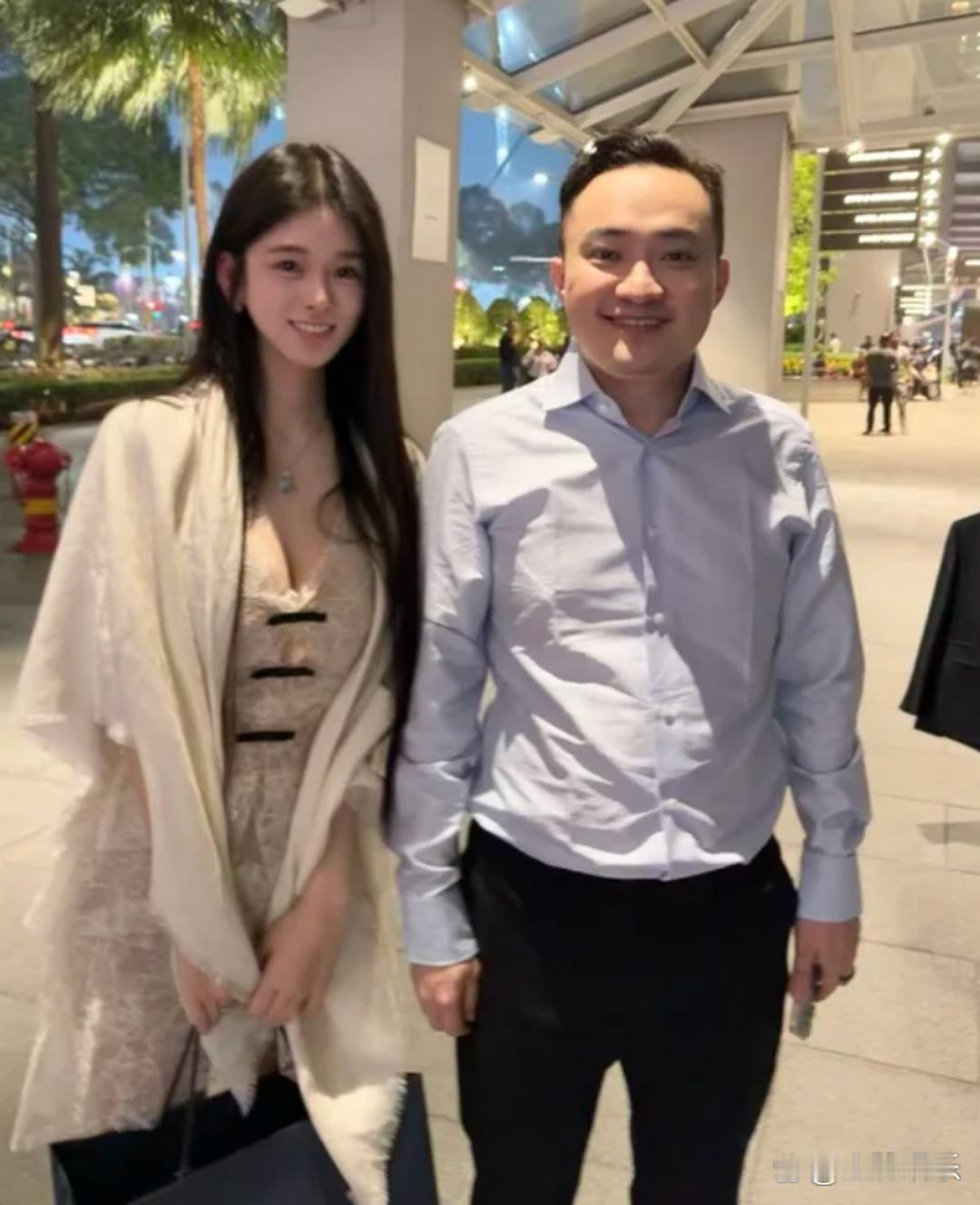 我现在是真有点可怜景甜了， 孙宇晨这样的人，如果不是有钱，真是没人看的上啊
看了有个女生和孙宇晨最新的合影
女生168，孙割肯定穿了内增高，和女生差不多一样高，这样看孙割只有165啊
男生165是个啥水平，我就不多说了，估计连参加相亲局的可能性都不见得有啊
怪不得大家都在觉得女方太冤了，景甜和 ​