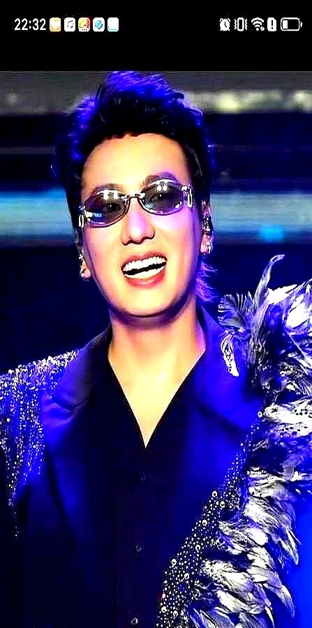 海来阿木吉隆坡演唱会，保安根本拦不住他。

唱到兴头上，他直接跳下舞台钻进观众堆里举手机自拍。台下女粉丝冲他喊了句“老公没跟来”，他顺口就接：“那今晚别回了！”

平时上班戴面具够憋屈了，花几百上千买张票，谁想坐在台下看个高高在上的冰冷展品？

不端架子、把粉丝当活人看，难怪大家愿意掏真金白银买单。