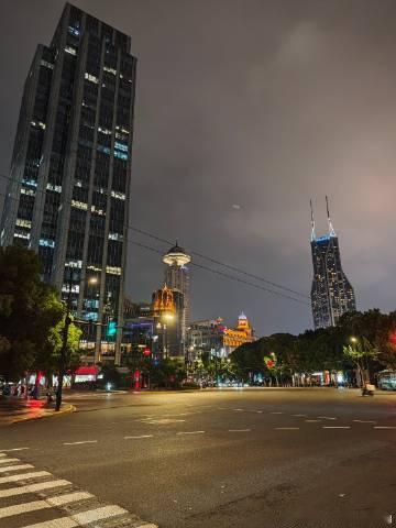 夜色下的魔都，旧时跑马场的大钟楼，依然如故。