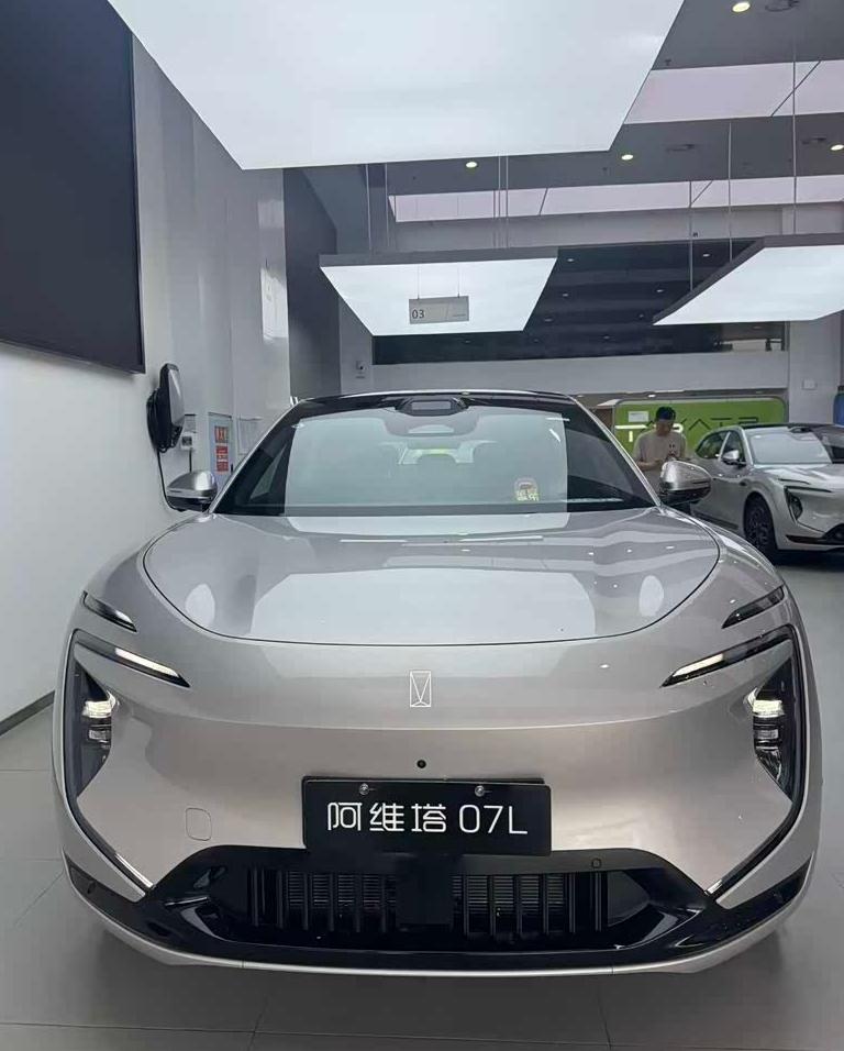 家用选阿维塔 07L？先看完再决定
今天特意跑阿维塔门店，把 07L 好好试驾了一圈，就是店里的常规试驾车。最近好多朋友私信问我这台车家用到底值不值，我就亲自开一圈，给你们唠点实打实的感受。
上路开起来整体很顺，动力输出不紧不慢，不会猛地窜一下，家用开着很安心。底盘滤震挺柔和，过个减速带、小坑洼都不