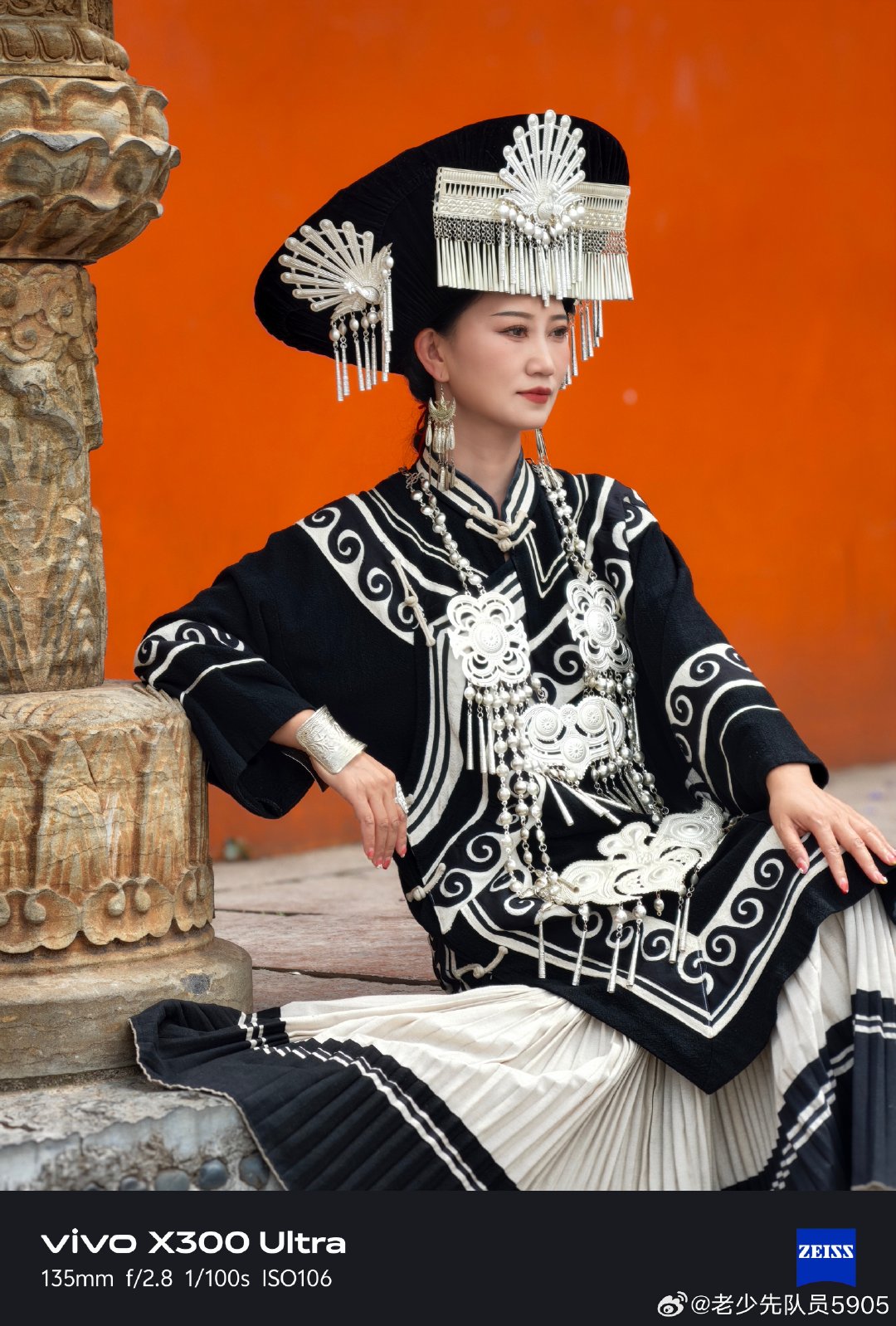 #摄影灵感上新##摄影的最炫民族风#
红墙古柱映衬民族盛装，银饰熠熠生辉，一衣一饰，皆是代代传承的民族美学。#一路出片##微博影像年# ​