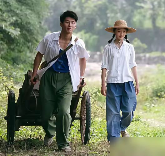 周冬雨演静秋，最离谱的不是演技，是身材。
原著里写得很清楚，静秋是校排球队的，能下河挑沙，能拖板车，往工厂农村一跑就是几个月。她自己照镜子都嫌大腿粗，胸太大，藏都藏不住。
那才是一个常年运动、发育饱满的健美姑娘。结果电影里找了个纸片人，往那儿一站，风大点都怕吹折了。
窦骁的老三确实对味，高高大