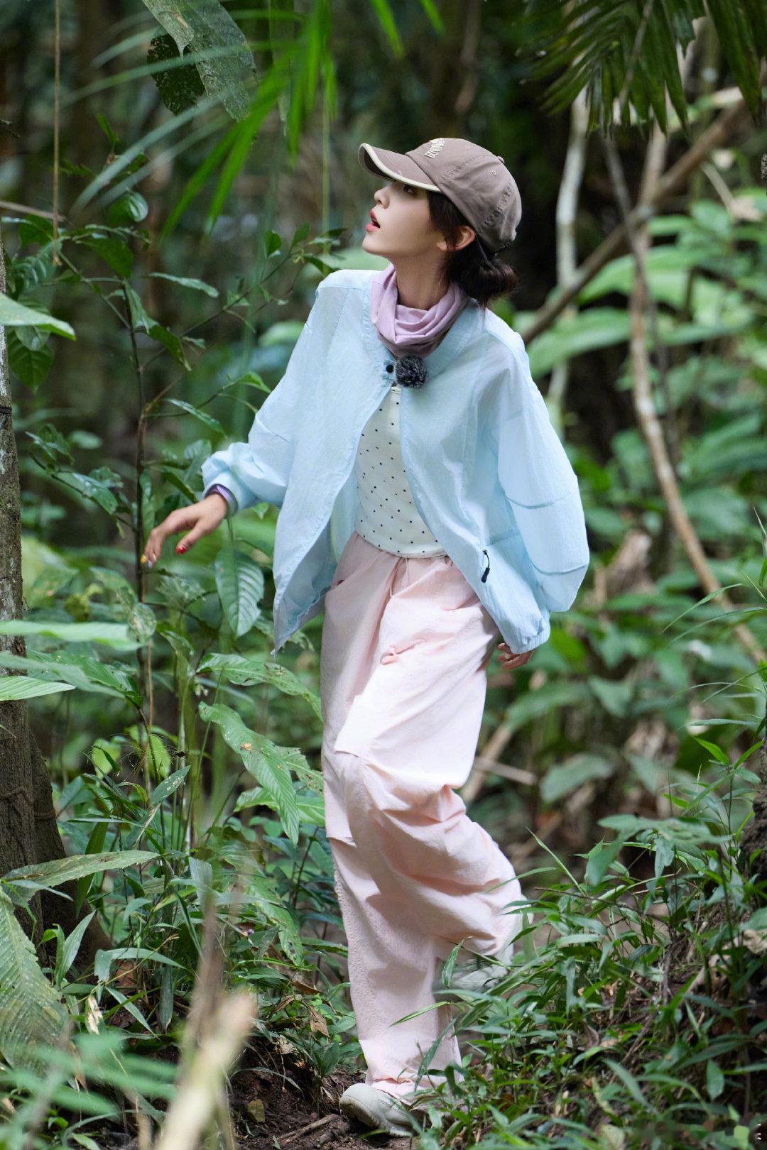 #演员王可[超话]##王可花儿与少年2026# 穿越雨林，触碰秘境心脏。今天中午12:00 正片播出，晚上 22:30正片播出。和一起捕捉大自然的回响🌳#花儿与少年# ​