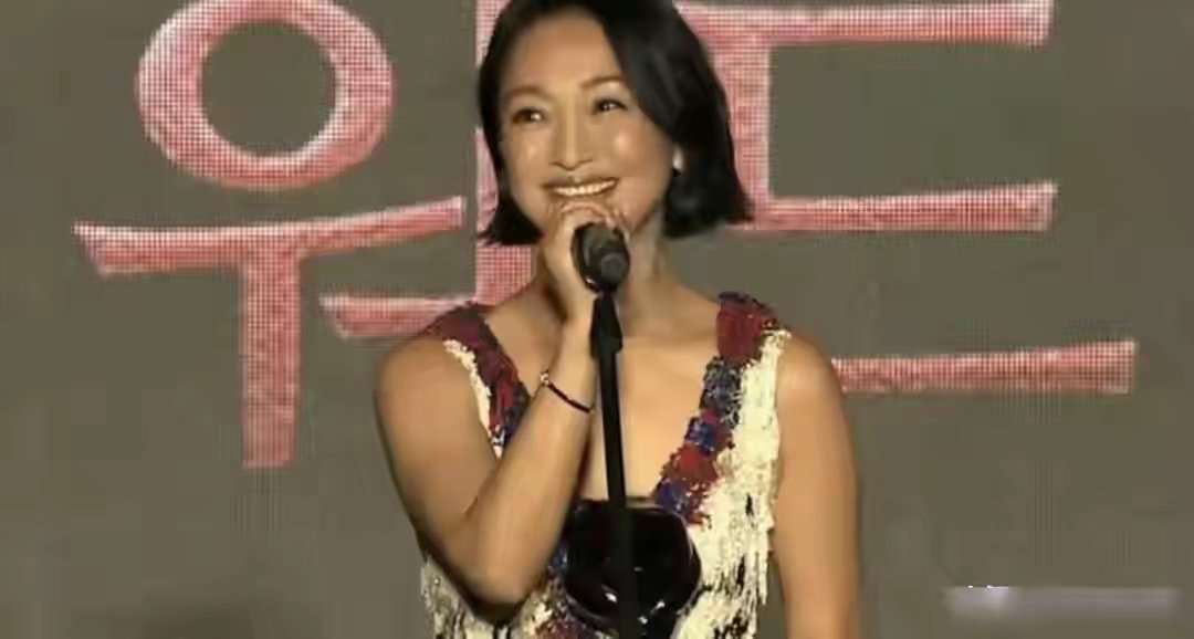 周迅釜山拿影后，三金在手却头一回，这奖杯到底重在哪。 ​