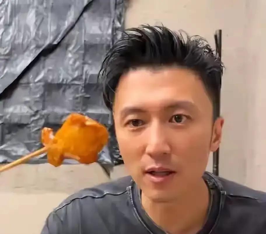 谢霆锋在北京CBD路边，对着举着锋菲CP灯牌的粉丝挥手，这是他复合12年第一次接粉丝递过来的CP信号。

2014年两人刚复合，论坛最高赞评论写的很直接，两个离过婚带娃的人凑到一起，能熬得过三年头都拧下来。全网等着看笑话，天天盯着他俩什么时候官宣什么时候分手。

谢霆锋合作过的导演陈木胜生前说过，他