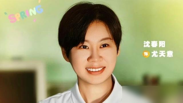 上映前没人看好，都说沈春阳第一次当导演要扑街。结果呢，票房直接干到国庆档第二。东北老铁和三四线小城的观众，硬是把这片子抬起来了。小沈阳零片酬出演，贾冰魏翔这帮人往里一凑，全是熟脸。更绝的是，小沈阳这边电影正逆袭，那边眼睛肿成“蜜蜂小狗”，晚上照样上台干《披荆斩棘》，还当上队长了。两口子一个在银幕上拼