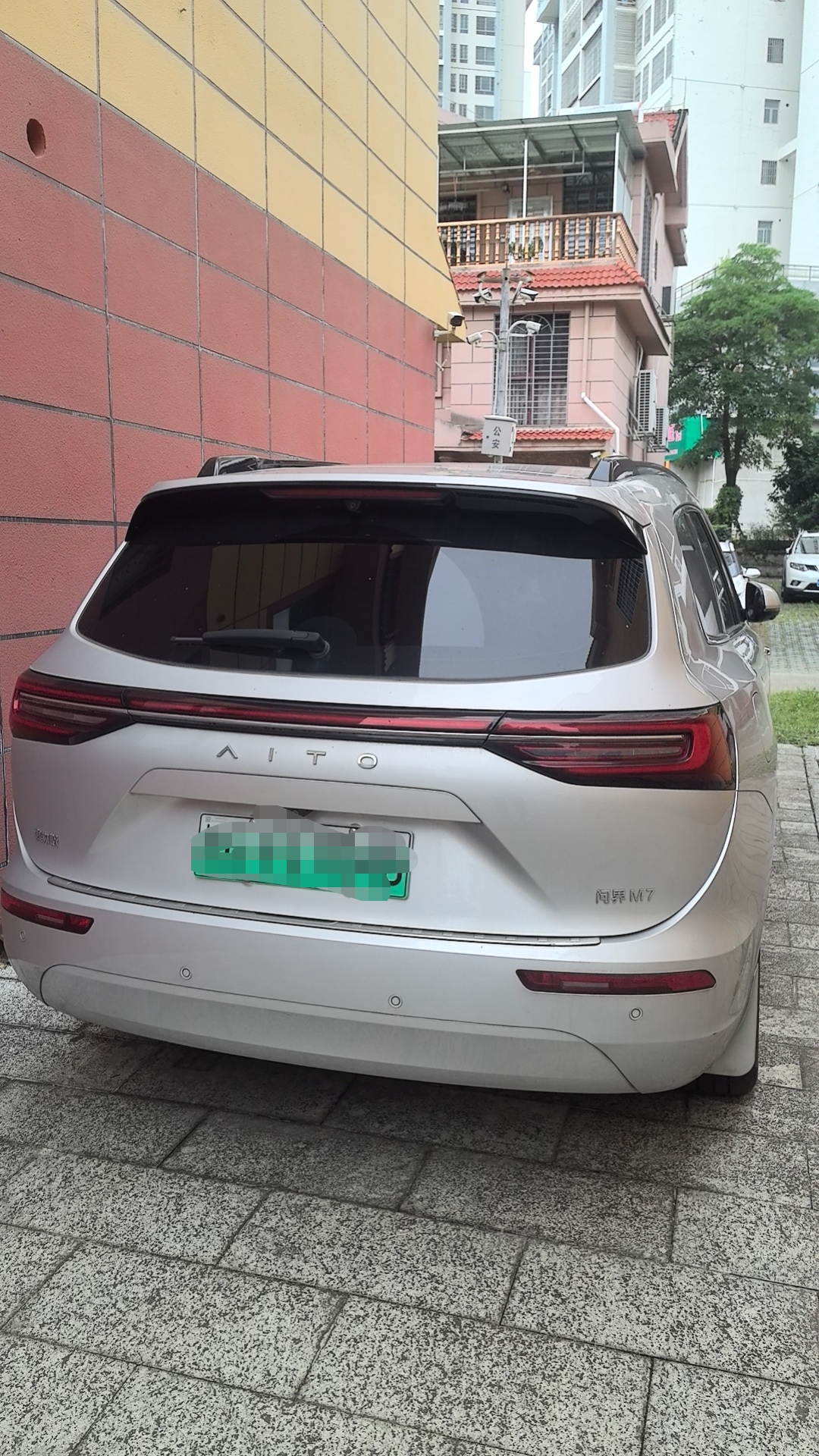 住别墅，开东风小康，看98寸华为智慧屏，华为用户的购买力你无法想象[看][看][看]
这里的别墅之前要四五百万一套，现在二手也还得要两百万左右[灵光一闪]
而问界M7的价格大概在30万左右，但这些都不是我最惊讶的，最让我惊讶的是，他买的得起26999的98寸华为mate TV2，这个是有真钱[笑哭]