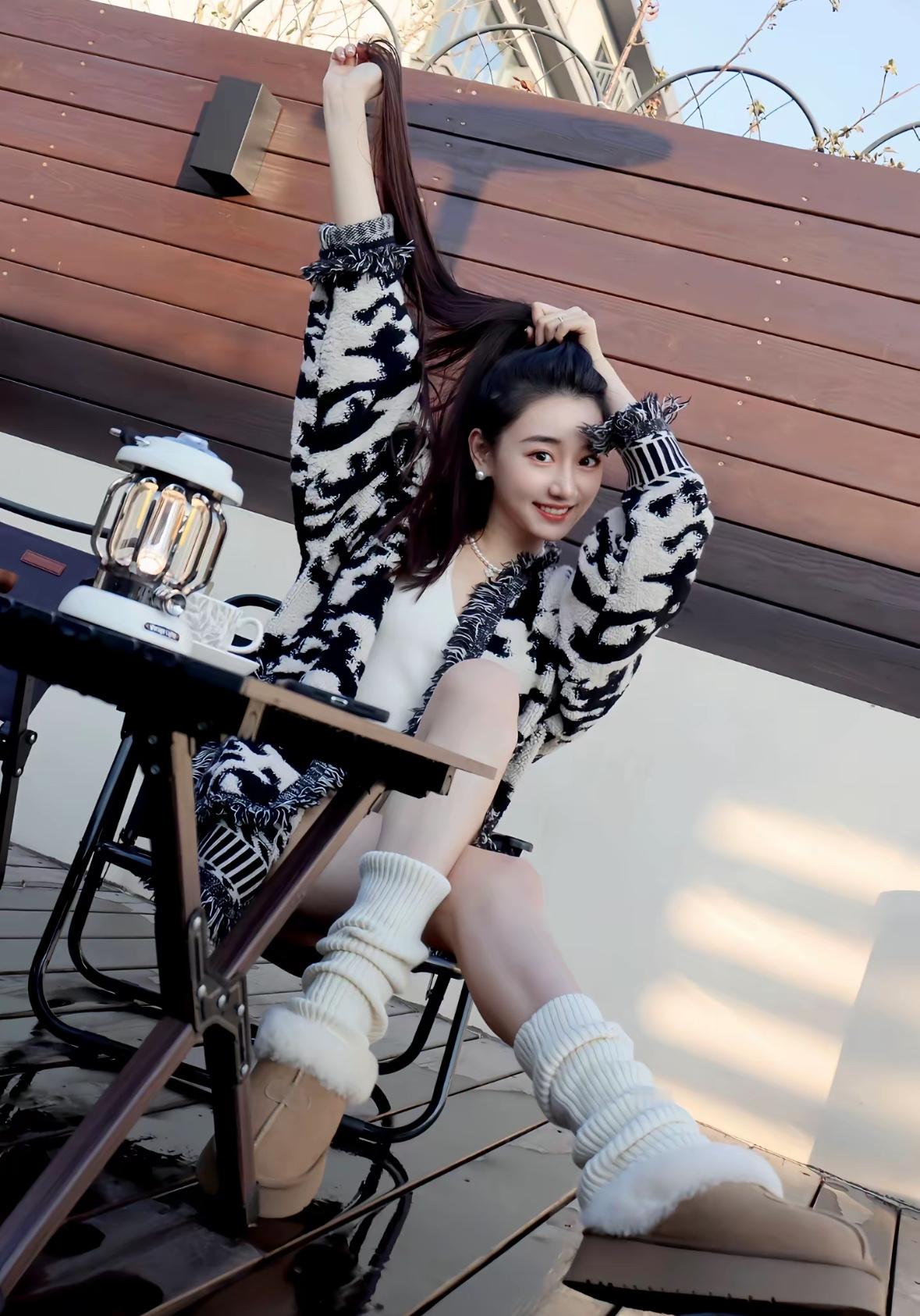 冬日暖阳下，时尚少女穿搭，咖啡相伴，悠闲时光。