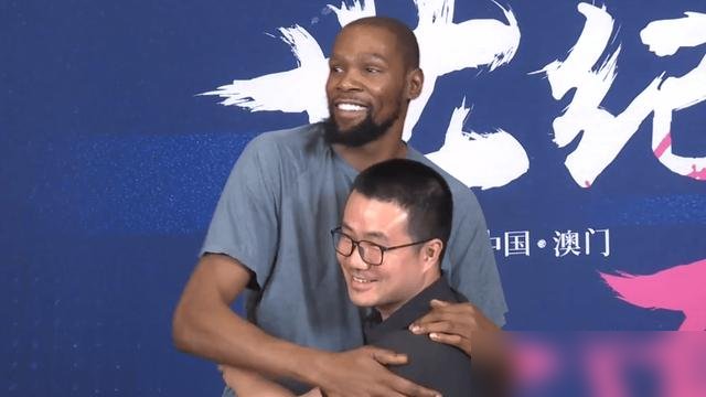 杜兰特亲口承认了，2016年那通电话，是勇士先打过来的。
73胜被骑士翻盘，勇士更衣室还没凉透，库里、追梦、伊戈达拉就组团找上了他。不是他主动投敌，是对面先伸的手。
KD说当时脑子里就一个念头：跟这帮人打球，空间能大到什么程度？事实也证明，那支勇士确实把篮球打成了另一项运动。
唯一的遗憾，是最