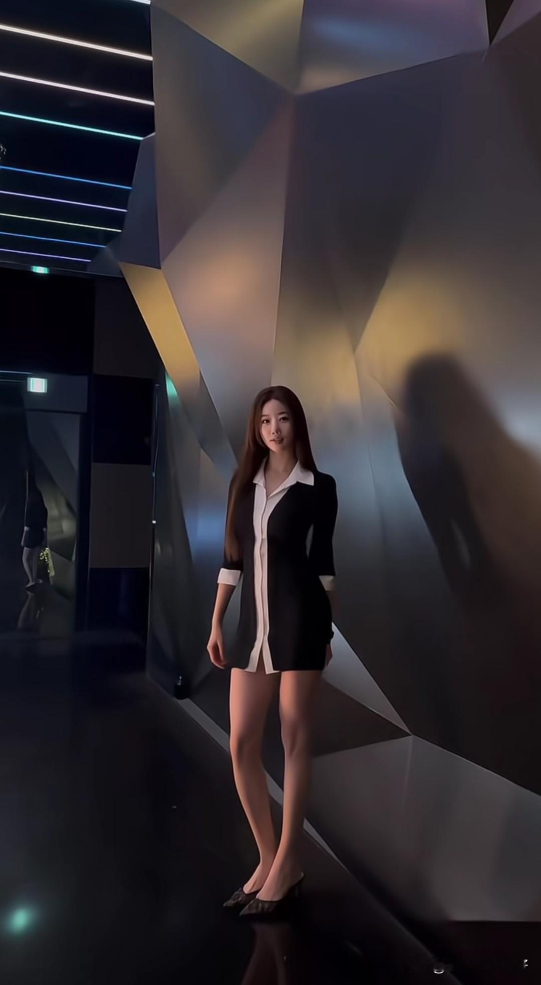 黑白配的优雅，尽显职场女王风范。