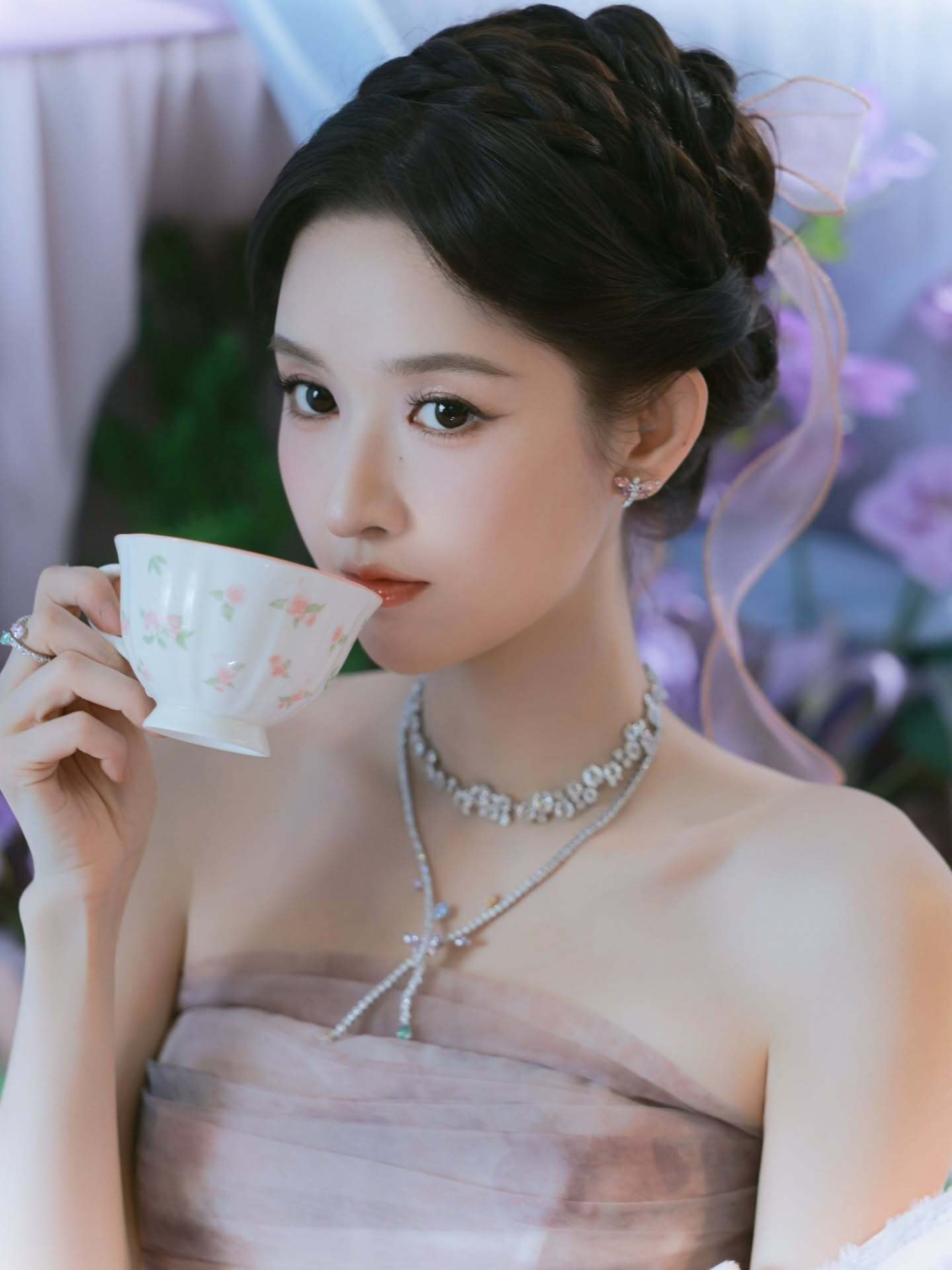 柔光包裹粉纱裙，王玉雯是落入人间的甜系公主#王玉雯周柯宇同看电影# ​