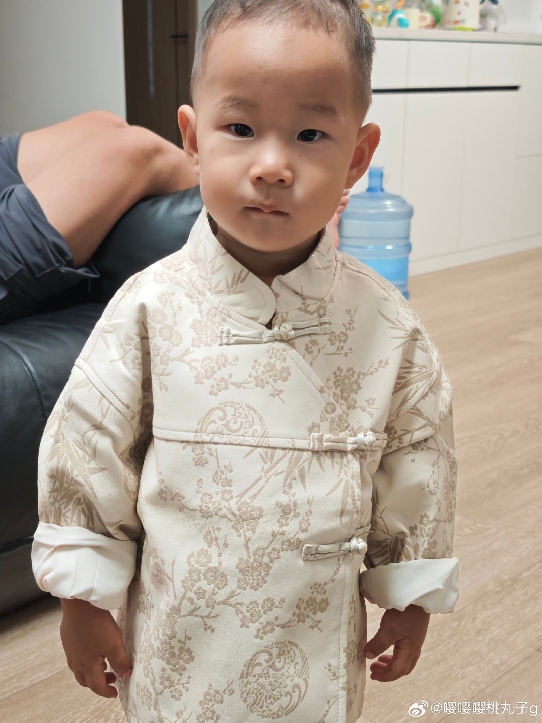 北京29岁魏女士为救患急性白血病的母亲紧急配型，意外发现并非亲生，母亲移植后意识模糊时常问“我是不是要死了”，她如今最大心愿是找到母亲的亲生孩子见最后一面。  一、一场救母配型，揭开29年身世- 触发