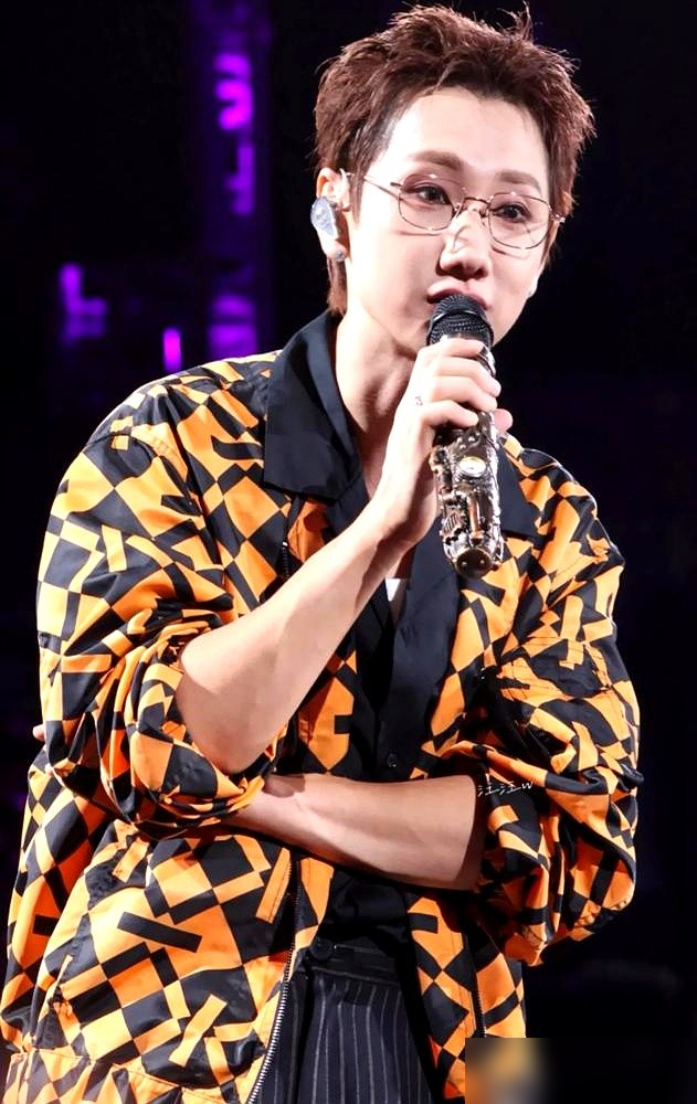 汪苏泷把穿过的旧衣服一件件叠好，打包寄回沈阳老家，收件人是他姥姥和二姨。
别的明星处理旧衣，要么挂闲鱼标价卖，要么捐出去换名声。他倒好，直接寄给自家人。二姨穿上他那条修身牛仔裤，一边拽裤腿一边嫌弃：这裤腿儿紧得跟绑腿似的。汪苏泷回了一句：显瘦，你穿着像搞说唱的。
何炅在节目里提起这事，汪苏泷特坦