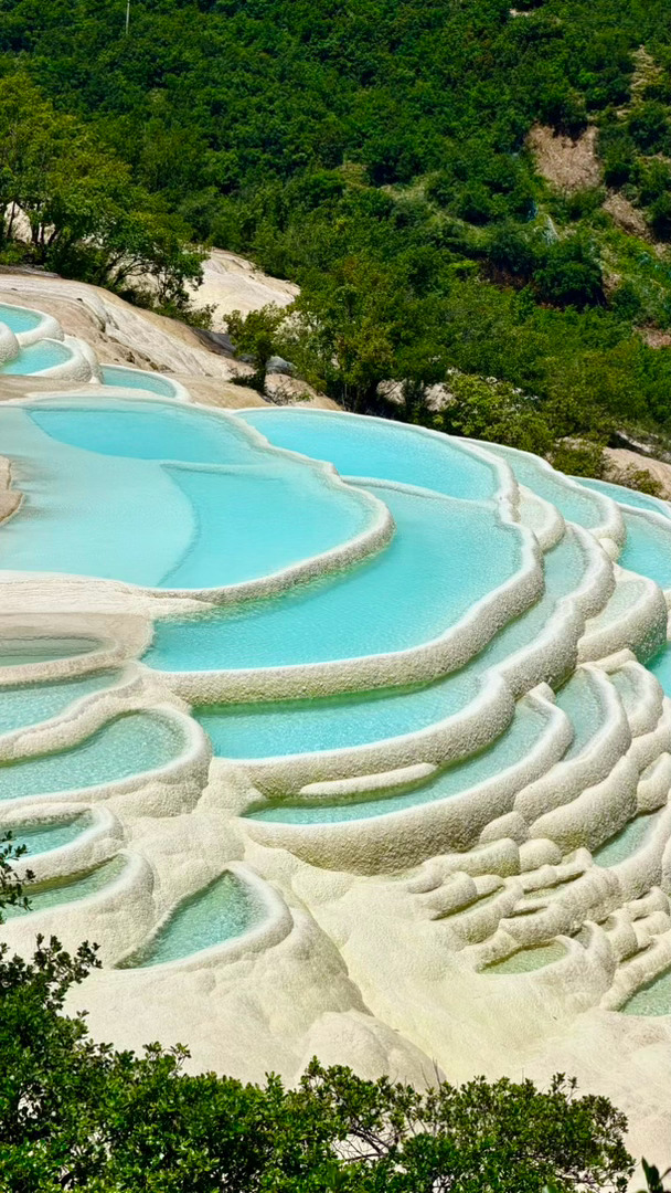 香格里拉，值得去n多次的地方，个人觉得独克宗古城很难逛，到处都是新修的楼，交通拥堵电瓶车五菱mini满街飞，但是商业化程度比起丽江大理还差一截子，还是可以看到本地人生活的痕迹，香格里拉这个古城周边风景还是很好玩的，想深度游还是得自驾，无底湖帕纳海白水台虎跳峡还有没能去的雨崩阿布吉措和 ​