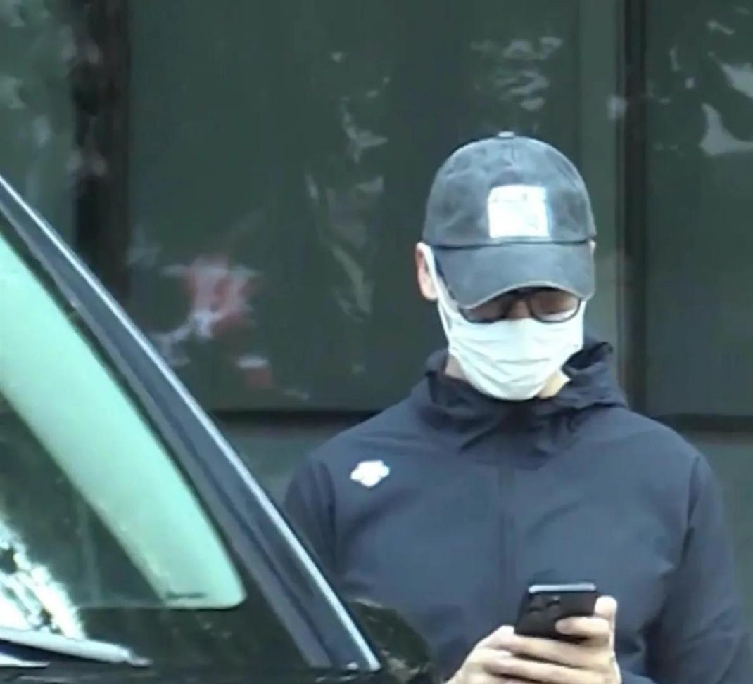 陈伟霆何穗两夫妻一起带娃，一家三口互动温馨又有爱，1岁小Win又高又白非常可爱 ​