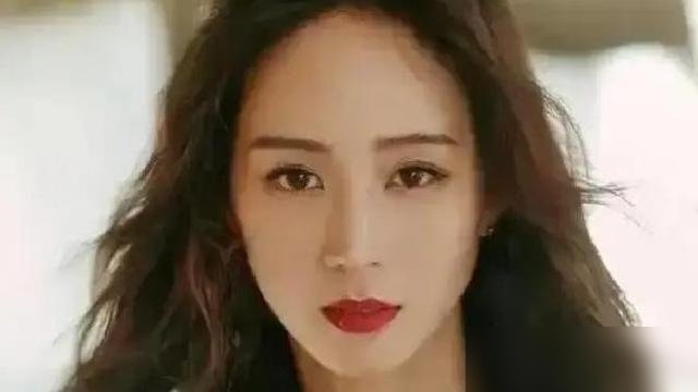 赵又廷当年跟张钧甯分手，真不是不爱了，是根本过不到一块去。
张钧甯太硬了，学历高、事业心重、主意正，家里那关也过不去。赵又廷要的是日子，她要的是战场，俩人谈三年，谈得筋疲力尽。
后来碰上高圆圆，戏一拍完就定了。结婚12年，赵又廷自己说，俩人沟通成本极低，一个眼神就懂。
他去片场探班，高圆圆不吃