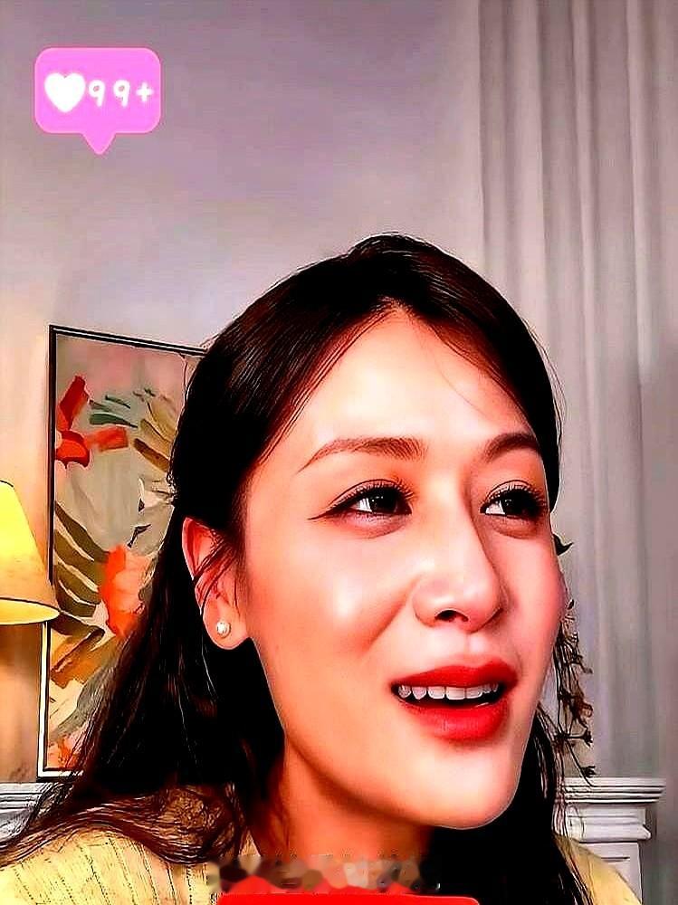 连叶一茜、蒋欣和章若楠看剧都没按倍速，谭松韵和刘学义这部新剧确实有点反常。

前六集硬是没撒一点人工糖精。谭松韵演个婢女，根本不忙着跟男主眉来眼去，全在跟府里的女人死磕、抱团、往上爬，男女主愣是处成了知己战友。

剧组在横店实打实搭了40亩明代宅子，把《南都繁会图》揉进了景里。一男一女两个导演搭伙，