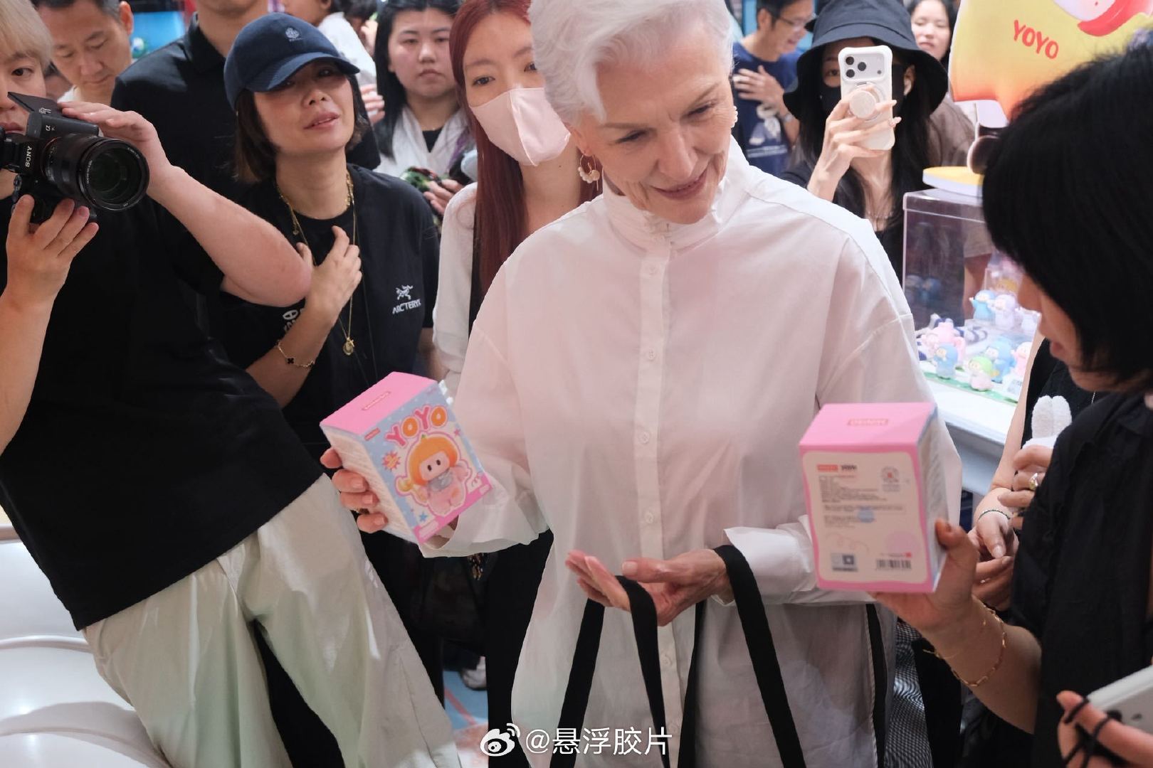 #上海偶遇名人就像呼吸一样简单#
在上海逛街偶遇梅耶·马斯克！一头扎进名创优品，被YOYO、CHOUCHOU萌趣玩偶吸引，沉浸式买买买，果然在魔都偶遇名人是日常配置。 ​