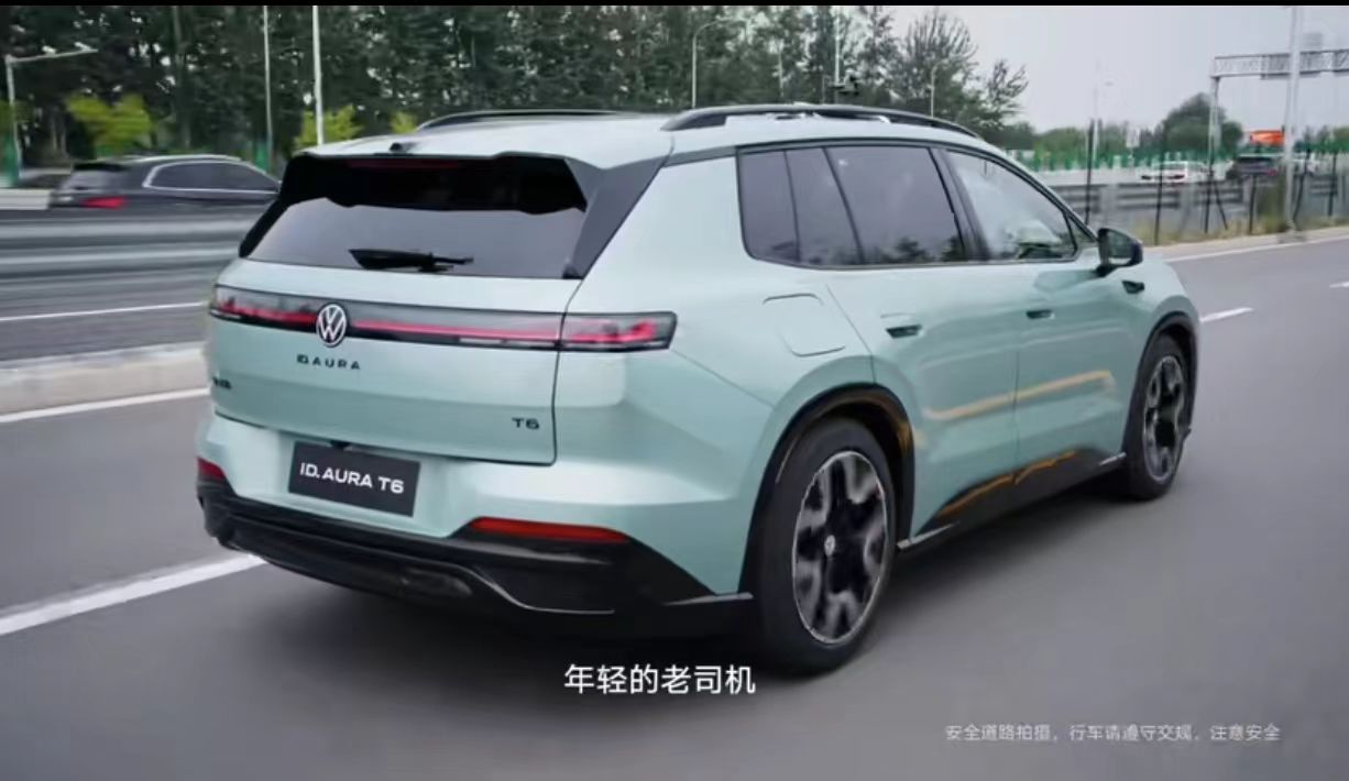 一直很欣赏易立竞探寻真相的风格，这次看到易立竞找代驾试车评车ID.AURA T6，瞬间理解了她一贯的做事逻辑。习惯深度访谈、不断追问本质的她，在准备和一汽大众对话前，拒绝品牌预先的产品讲解，也不参考现成的测评内容，选择用最朴素的方式调研：找代驾实测。在她眼里，书面资料永远替代不了真实路况下，驾驶员最