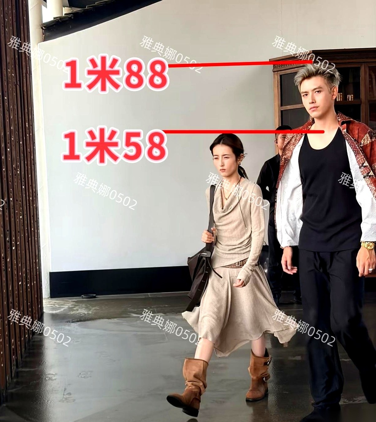 1米58的张子枫跟1米88的陈飞宇搭档，同框足足差了30厘米。
25岁的张子枫和26岁的陈飞宇实际年龄只差1岁。
这部叫《河清海晏》的戏目前还在拍摄，同框画面已经让观众觉得出戏。
演情侣这事，最怕的不是演得用力，而是两个人往那一戳，怎么看都不像一个世界的人。
差一岁，原本是最容易擦出火花的年纪。
偏