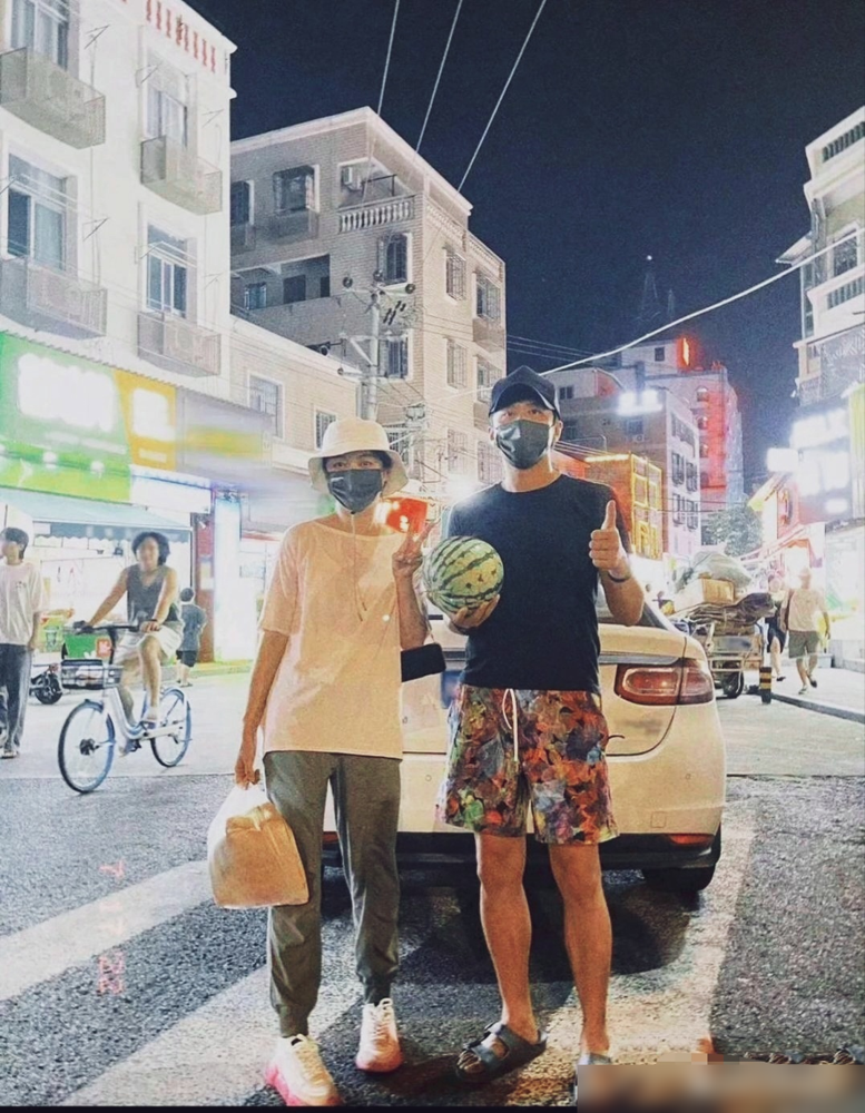 邓超孙俪在厦门夜市站了半小时，愣是没一个人上去要签名。
俩人裹得严实，邓超穿着条大花裤衩，手里还捧着半个西瓜，孙俪自己从包里掏出一小瓶醋，往臭豆腐上浇。
旁边摊位老板后来刷到照片才拍大腿：刚那俩是明星？我说那男的怎么吃个拌粉还跟媳妇抢最后一口。
别的明星出门带八个保镖，他俩在电玩城抓娃娃，抓了