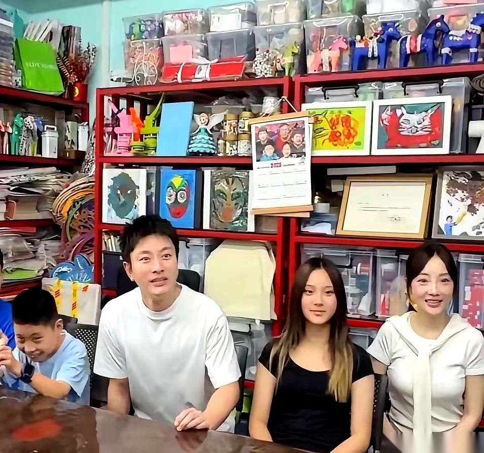 9月9日，甜馨发了一条短视频，把贾乃亮和李小璐这对早就分道扬镳的前任夫妻，直接拉回了同一个画框。
这次不是狗仔偷拍，也不是什么世纪大和解的戏码，而是亲闺女组的局。
甜馨在视频里把话说得很明白：妈妈帮扶脑瘫小朋友已经整整三年。这几天赶上康复中心搬家，各种物资紧缺，小姑娘干脆一通招呼，把爸爸贾乃亮也拽到