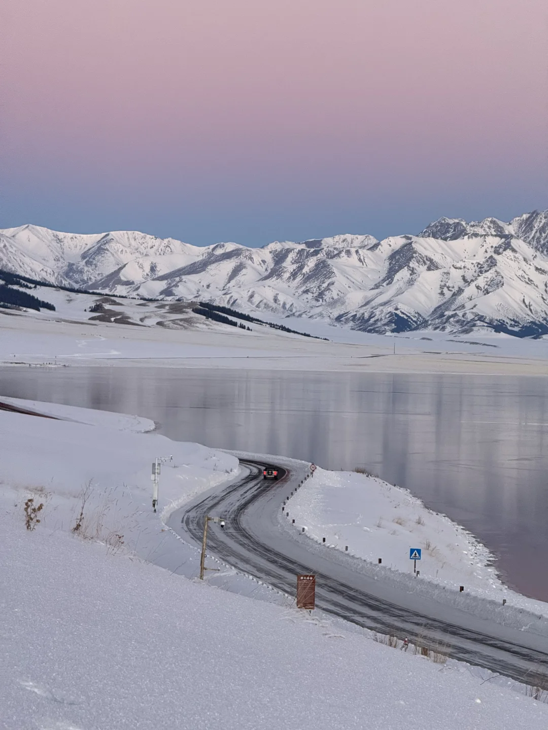 没有人能拒绝赛里木湖的pink hour….