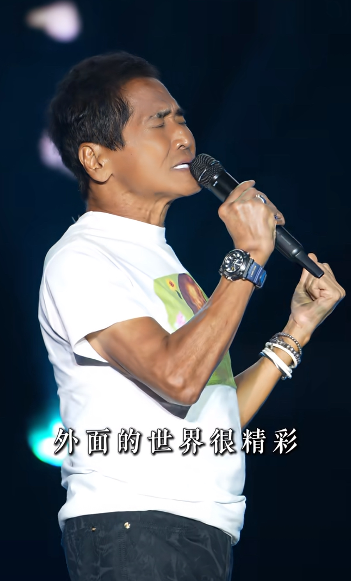 湾区升明月晚会
最让我难忘的，
不是全开麦的周深，也不是陈楚生，而是一首首听完让人内心触动的经典老歌。

李克勤《秒针》，庾澄庆《情非得已》，齐秦《外面的世界》，萧敬腾《海芋恋》，旋律一响瞬间拉满回忆了有没有！

这些老歌节奏感太强了，情绪感染力满满，没有刻意炫技，简单的旋律就能直击人心，我妈在电视