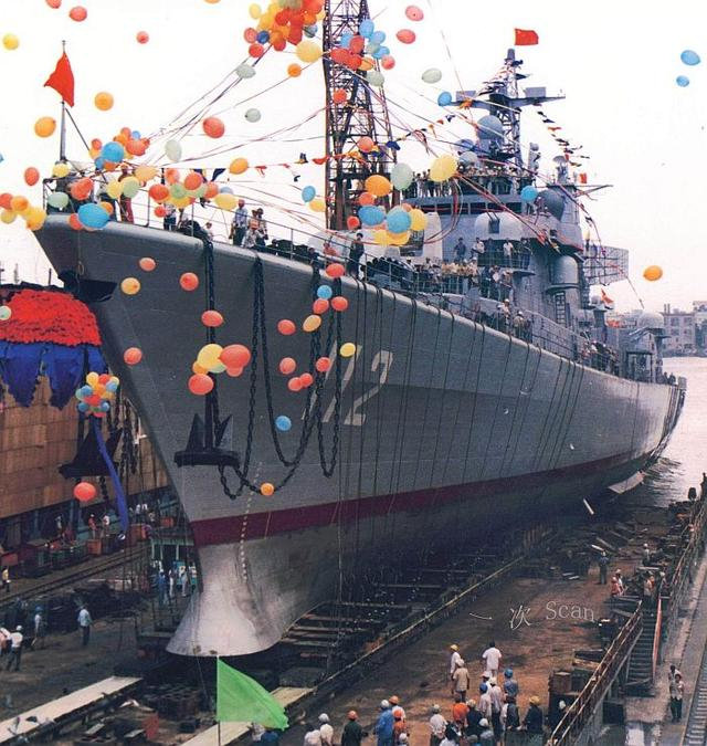 1991年8月28日，052型导弹驱逐舰首舰112舰“哈尔滨”号下水
中华第一舰 ​