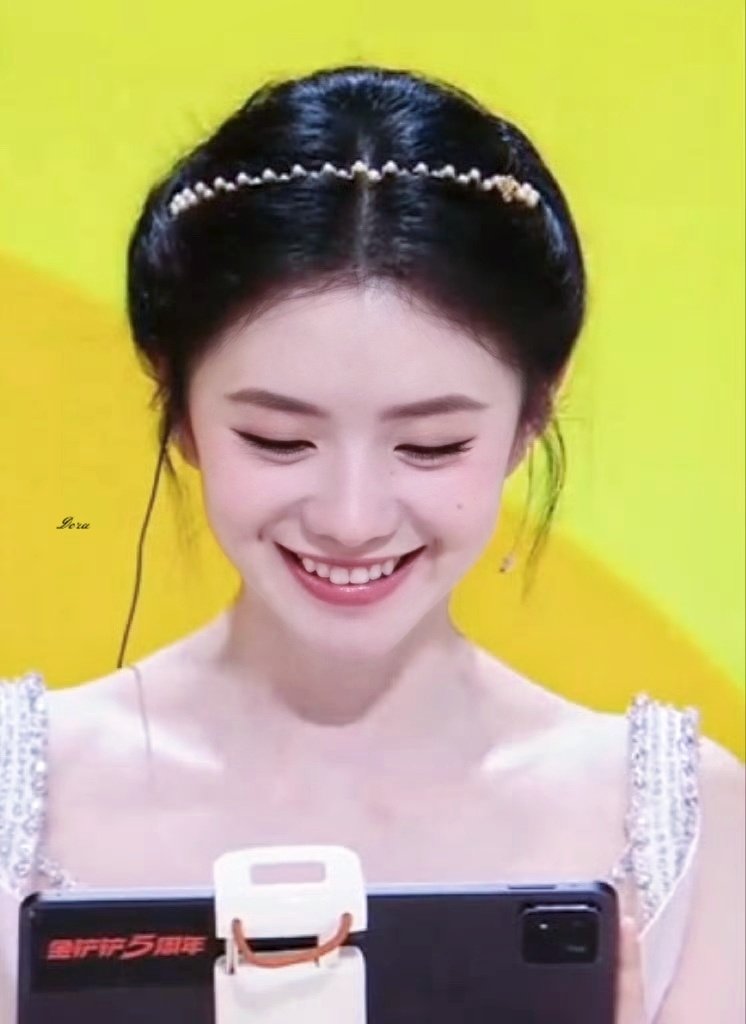 #刘浩存[超话]# 

叮咚~你的萌物正在打游戏ʢ>🐽