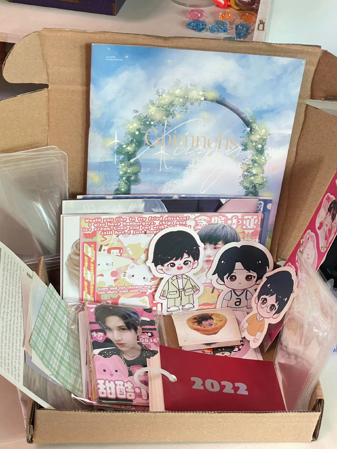 #时代少年团周边中转站[超话]# 下楼出饭制周边随心配有人收吗 18r包邮一份 ​