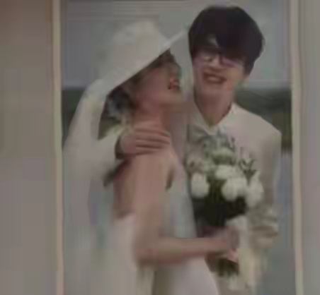 许嵩冯禧结婚现场照曝光
 
许嵩冯禧结婚的现场照片在网上曝光，照片中两人身着中式婚服，紧紧牵住彼此的手，画面安静又温暖。
 
很多人都知道，这段缘分始于几年前的节目录制。冯禧当时作为主持人，见到自己喜欢很久的歌手许嵩。谁能想到，粉丝和偶像的相遇，慢慢发展成一段长久的感情。两人恋爱期间一直很低调，很少