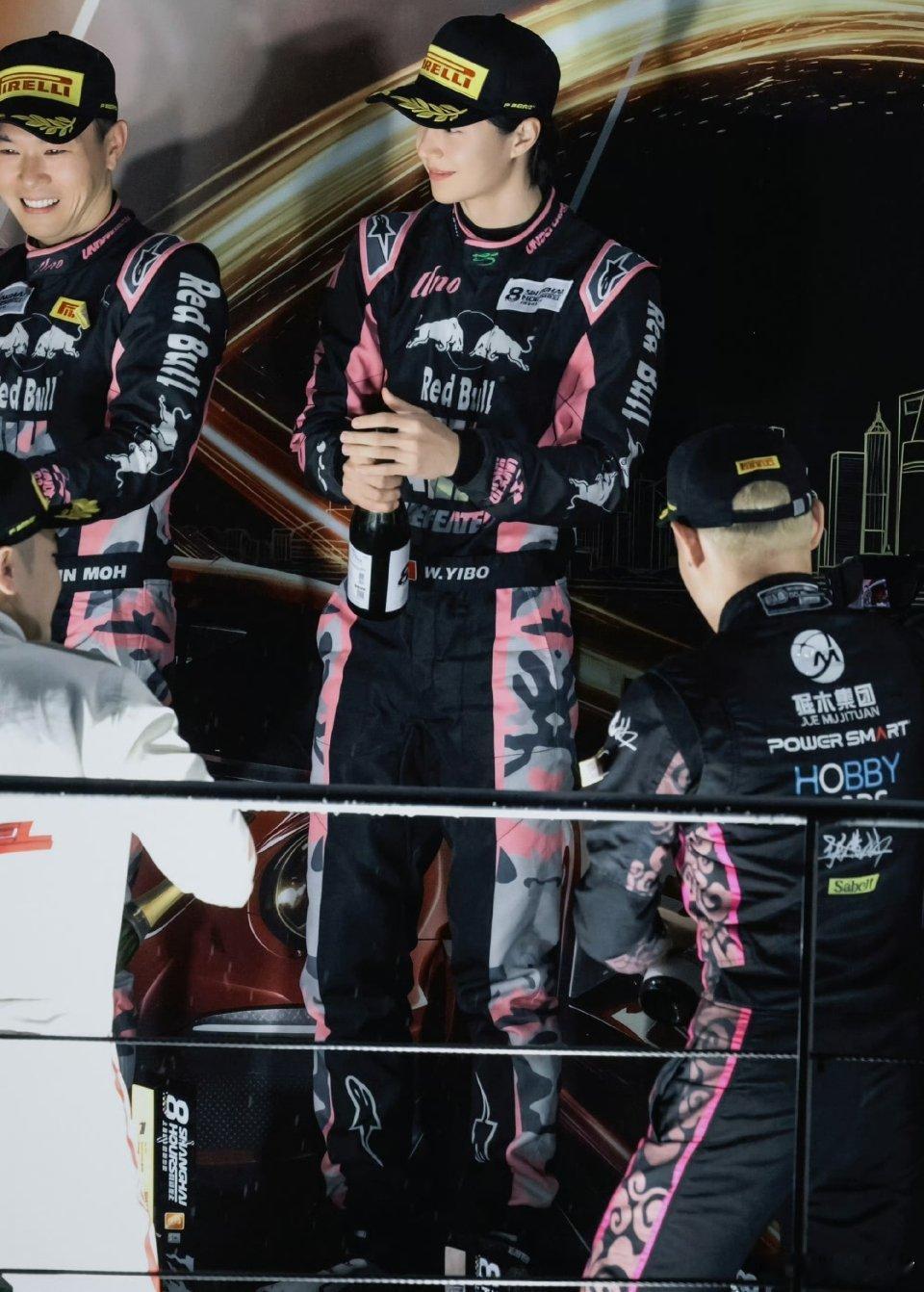 #王一博车组获冠军#上海8小时耐力赛落下帷幕，UNO Racing 85号车组拿下GT3 SA组别冠军，全场第五。这是王一博赛车生涯里，收获的第一座耐力赛组别冠军奖杯，完成了在上海国际赛车场从去年组别亚军到今年夺冠的跨越。
 
8小时耐力赛，比拼的不只是车手的速度，更是整车可靠性、团队战术和所有人的抗压能 ​