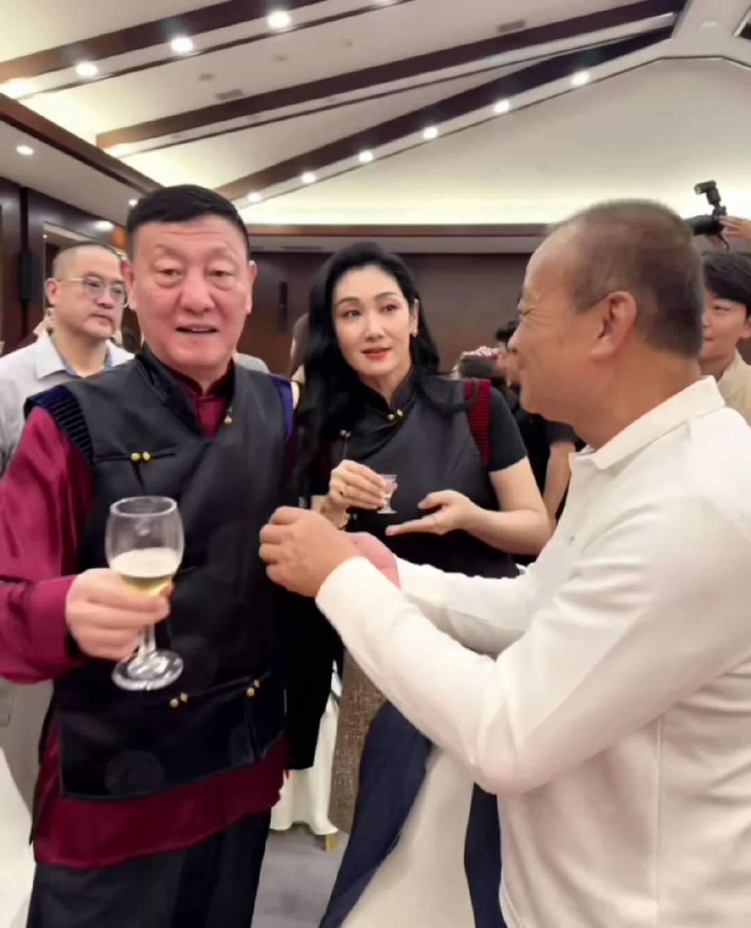 韩磊回老家内蒙了！58岁的他带着妻子其其格回老家参加亲友婚宴，夫妻俩十分恩爱，穿着情侣中式上衣，挨个儿和长辈敬酒致意。 ​
