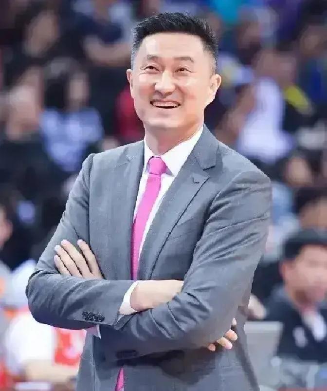 才打了短短两轮联赛，估计不少广东球迷就已经开始疯狂想念那个在场边暴跳如雷的杜锋了。
揭幕战杜锋半开玩笑说的那句“好教练就在阵中”，当时好多人还当段子听，结果现实打脸来得比翻书还快。
现在的广东队打球，给人的感觉就像是突然换上了西装革履，浑身上下透着一股不合时宜的“斯文”。
杨健在解说时那句“文