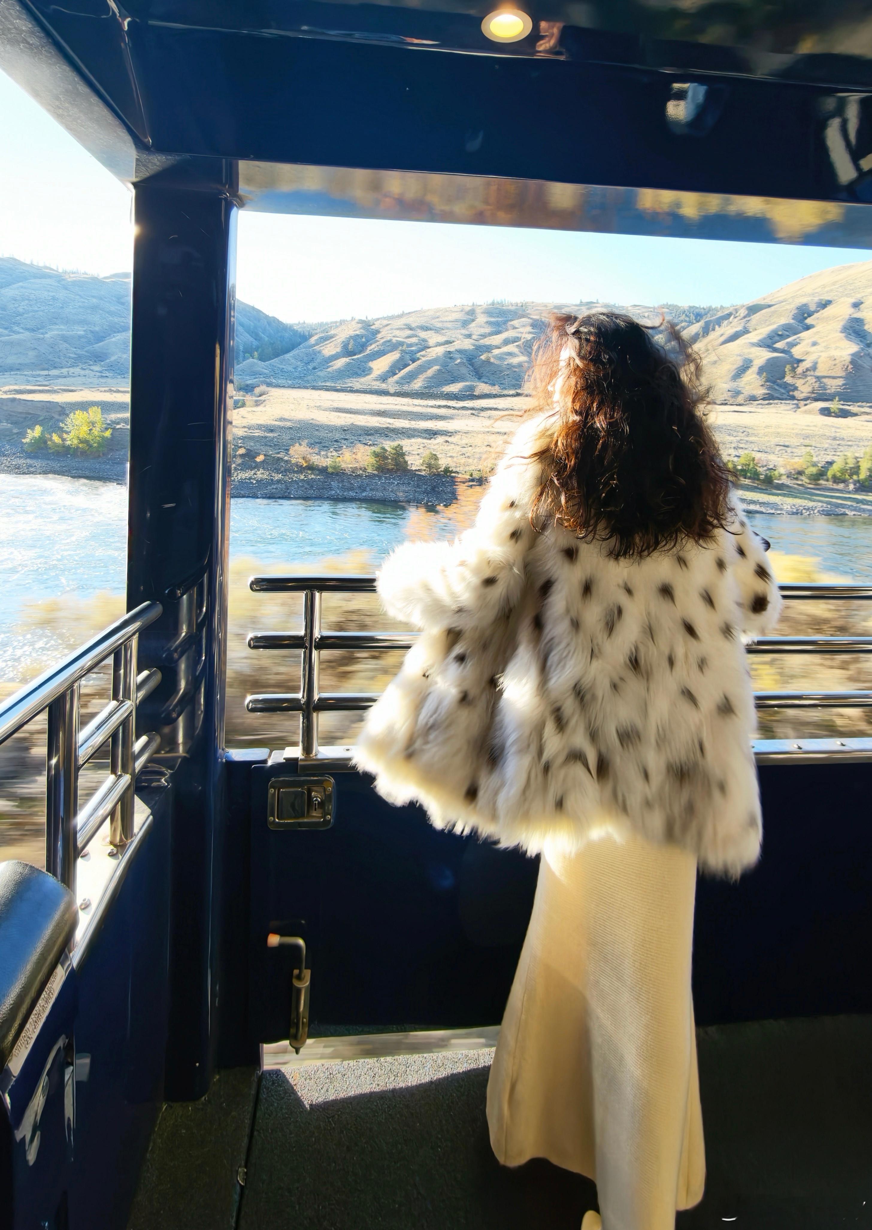落基山登山者号Rocky Mountaineer - 峰云之旅第二段Kamloops ➔ Vancouver风景更美特别是Kamloops Lake秋日绮境当然是加拿大加拿大超凡自然BC省从雨林到落基山 加拿大