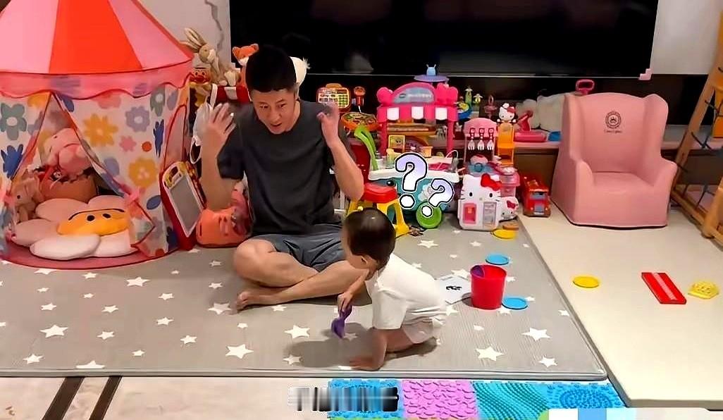 任重和孙骁骁的家被曝光了，房子真没有大家想象的那么大。

客厅几乎全被女儿嘻姐的玩具占满了：小帐篷、爬爬垫、粉色小沙发，还有小城堡和攀爬架，满屋子粉粉的，孩子不出门在家里就能玩上一整天。

更让人意外的是，孙骁骁马上要生二胎了，一家三口马上变四口。

比起住冷冰冰的豪华大平层，把家全腾给孩子当游乐场