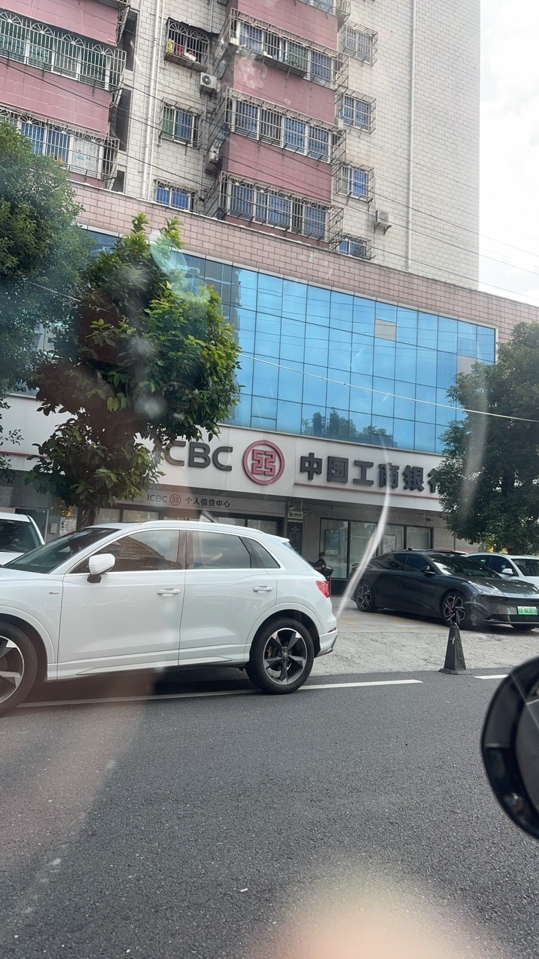 今天真的是忙到完全顾不上自己凌乱的发型了
突然就那么一刹那感同身受理解了马斯克了[嘻嘻] ​