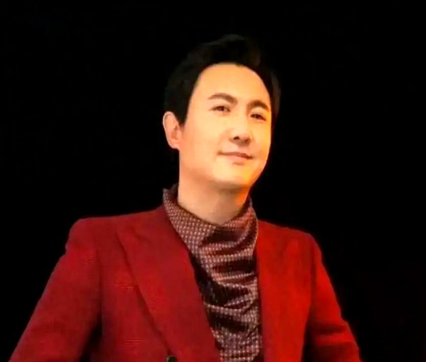 沈腾当年拍李焕英只客串七天拿三千万片酬，网友总觉得他亏大了，少赚了好几个亿
 

其实真没那么简单
 

那时候刚过完疫情，影院冷得像冰窖，保底协议早就把后路堵死了
 

他没有去掺和资本分红，也没拿自己当什么大影帝，就踏踏实实攥着观众缘
 

这算盘打得精不精