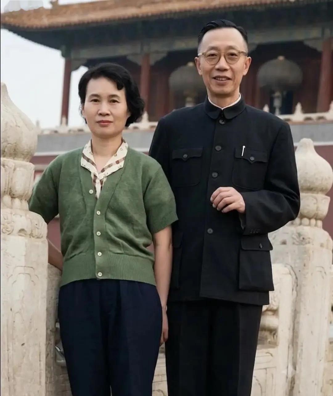 1962年，溥仪带着新婚不久的夫人李淑贤回到故宫游玩时的一幕，这里对于溥仪来说具有非同一般的意义，他三岁进宫成为“宣统”皇帝，六岁逊位，1924年被冯玉祥赶出紫禁城，直到1959年特赦之后才回到北京。

溥仪回京后现在北京植物园担任了一年左右的园丁，后来调任政协担任文史专员，再经人介绍与做护士的李淑