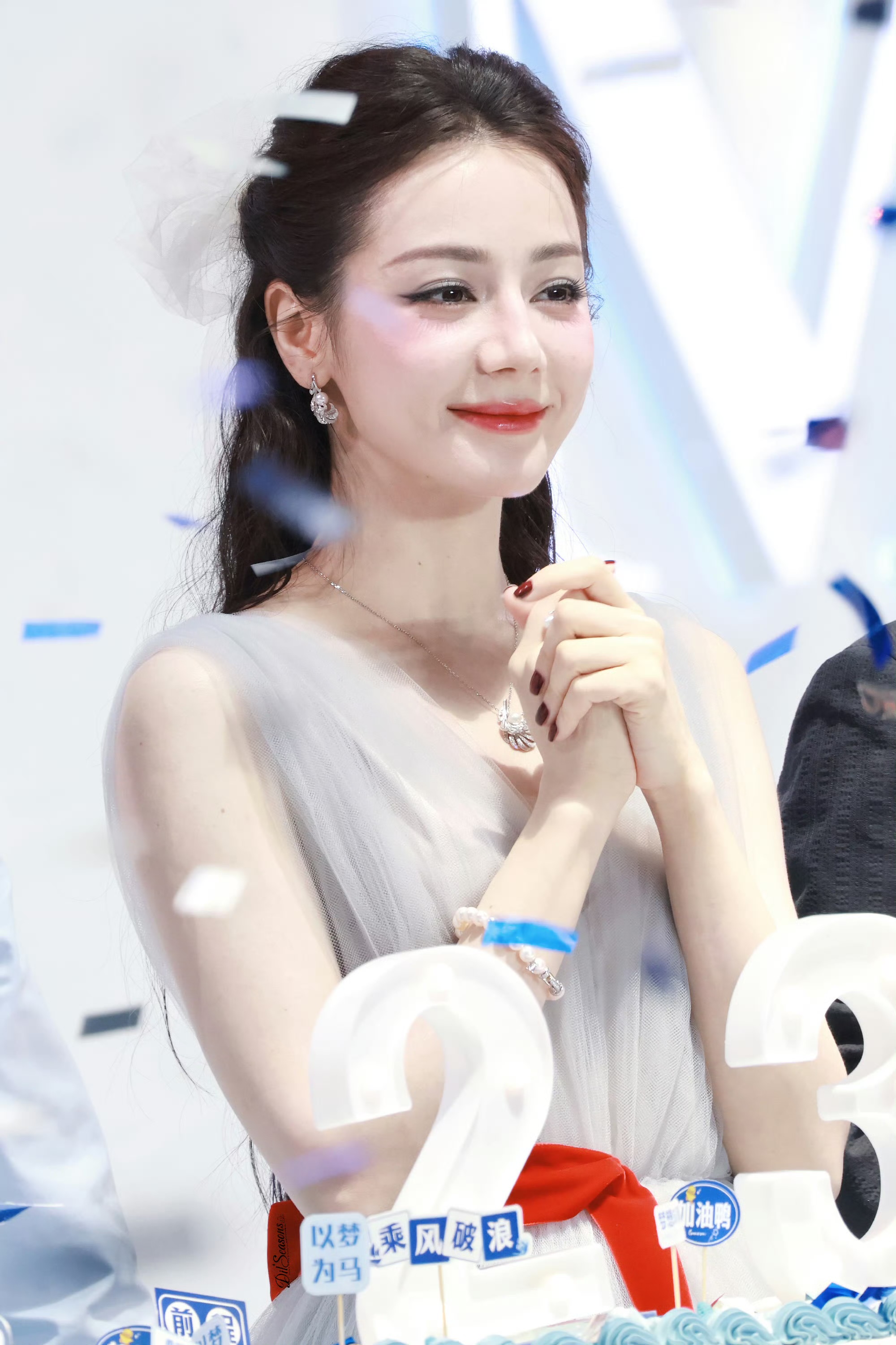热巴这几套公主造型真的把我美到失语。
前阵子那身淡蓝缎面长裙配同色蝴蝶结发带的活动图，直接生图冲了热搜第一。之前还有路人调侃浓颜穿浅蓝容易显暗沉，结果红毯一放出来全被打脸，露背剪裁衬得肩颈线条特别纤细，风一吹裙摆飘起来，完全是童话里刚走出来的蓝裙公主。
更戳人的是她前一晚拍戏只睡了四十多分钟，全程撑