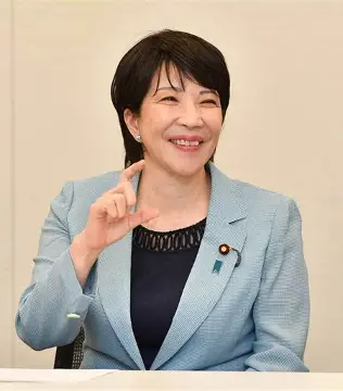 高市早苗向日本老百姓吐槽，说自己身为女性首相，每天洗澡、做早餐、洗碗、化妆，比男性首相要多花三四个小时。10月14日，这番话在日本国会引发争议。原本想解释自己的辛苦，结果却招来不少批评。

首相做家务，怎么就成了一场政治争论？问题得从她说这番话的场合讲起，据法新社10月15日报道，当时日本众议院预算