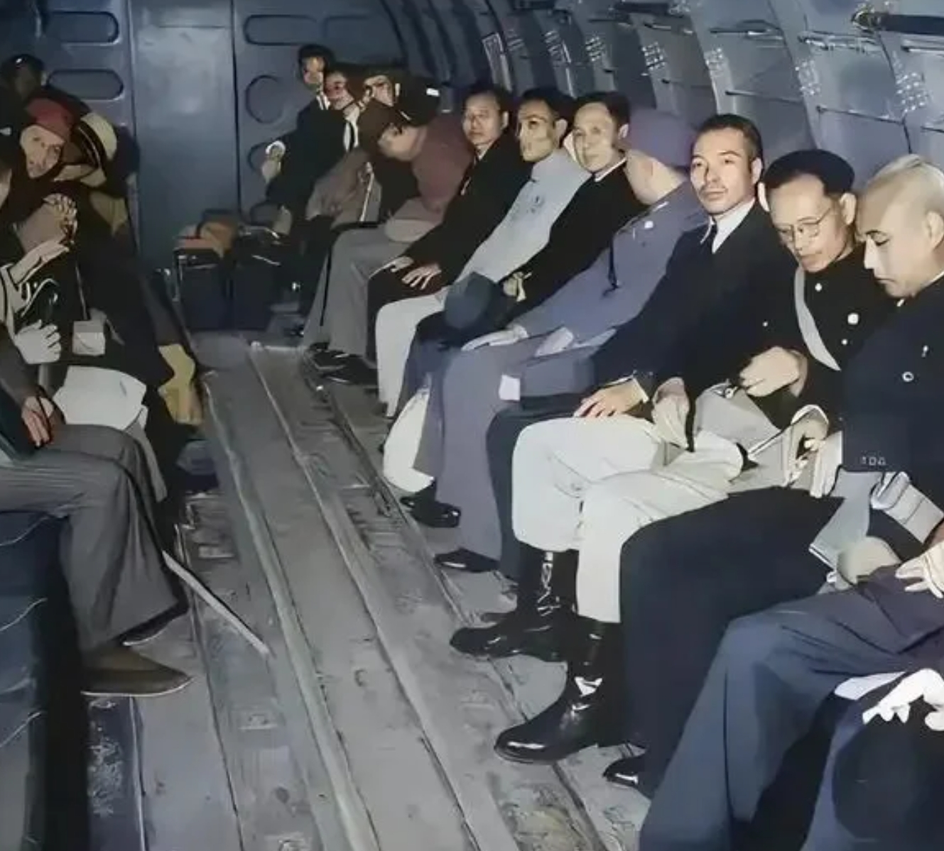 有一群特殊的中国人，出生在1950至1959年，巅峰时1.7亿人，如今还有1.3亿健在。这代50后，亲历了四大时代巨变，是难得的时代见证者。

童年，他们赶上物资匮乏的年代，缺衣少食，靠着粗粮熬过艰难岁月。青春年少，大批人奔赴乡村上山下乡，在土地与工地挥洒汗水，练就吃苦耐劳的性子。

1977高考恢复， ​