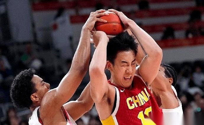 一场中日男篮对决打完，日本球员赛后对着转播镜头说出的一段话，比冰冷的计分板还要扎心。
“我们清楚，这不是中国男篮的真实水平。但谁掌控节奏谁就主动，今天我们做得很好。”
赢了球，对手还轻描淡写地递过来一张“体面”的遮羞布。
其实稍有常识的人都看得出来，场上的状况完全不对劲。比赛还没开打，那股“绝对不能