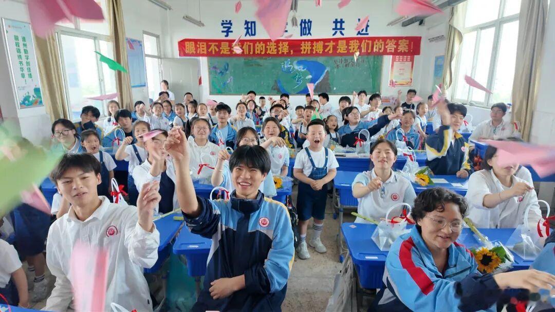 萌娃空降！这波“高粽”祝福甜化了→高考倒计时，淮州中学的高三教室里突然...