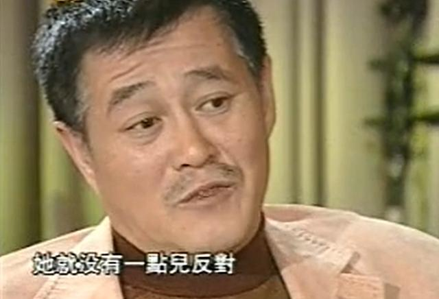 赵本山在一次访谈中说过一句大实话，&34;如果我二十岁之前不是在农村，我是绝不会离婚的。那时候村里好几个光棍，我在乡里宣传队，算有点名气，人家才给介绍对象，稀里糊涂就结婚了。&34;
 
在那个年代的农村，婚恋从没有自由恋爱的浪漫，更没有深思熟虑的选择，大多都是顺其自然、媒人介绍、草草成家。
 
赵本山回忆年轻