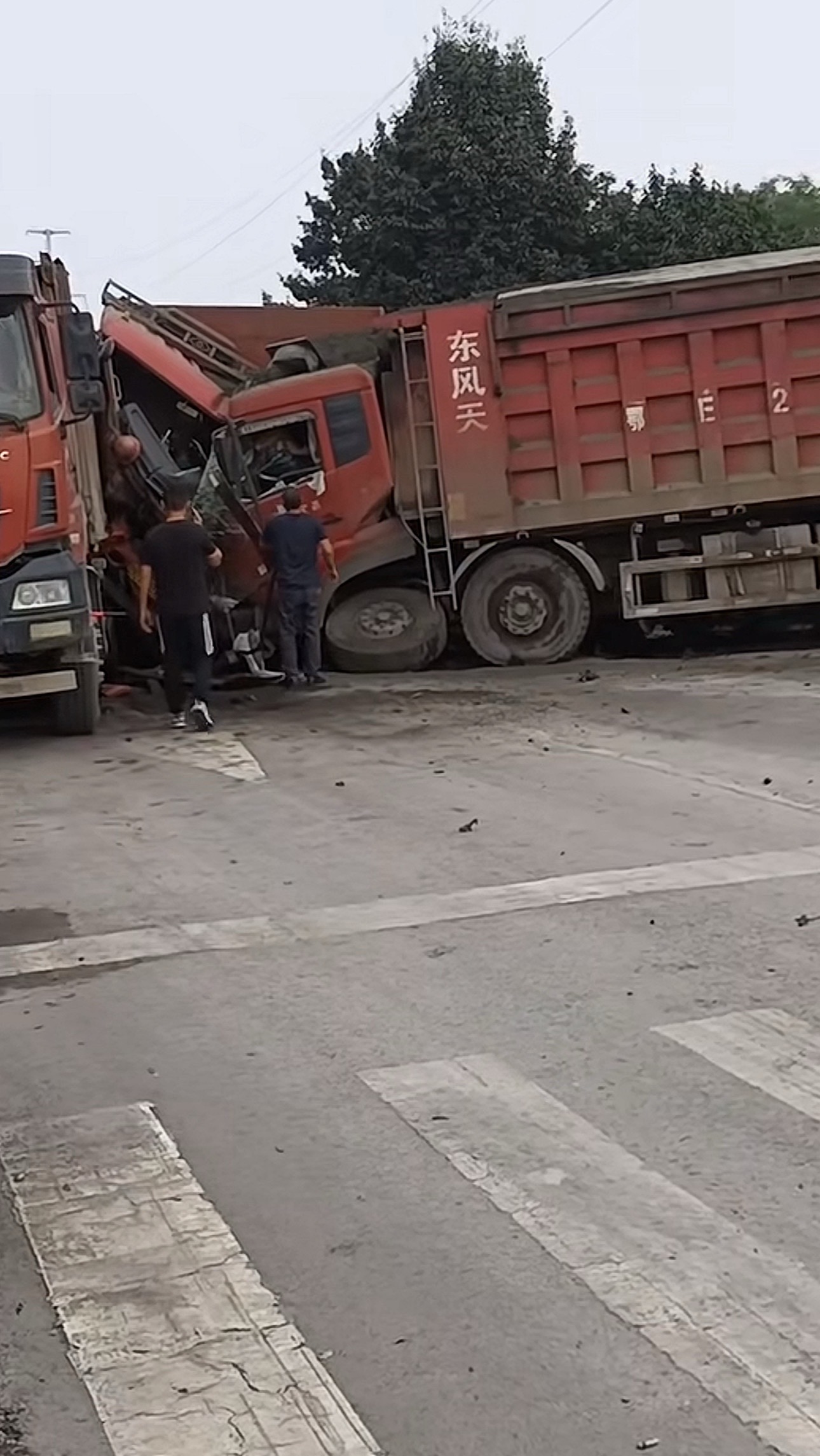 本该各行其道，偏偏一场相逢，撞得两败俱伤车祸猛于虎行车需谨慎 莫拿生命安全当儿戏 交通事故现场