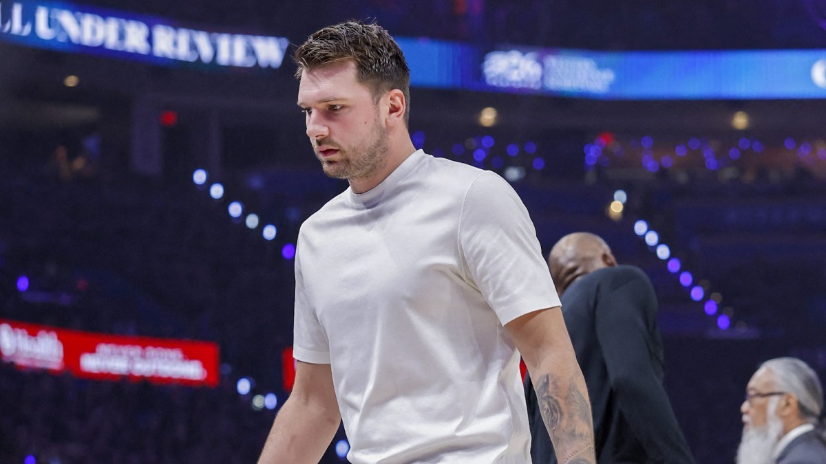 #NBA[超话]#生涯最瘦！东契奇再度瘦身，斯洛文尼亚训练营身形引爆网络

东契奇在斯洛文尼亚组织湖人迷你训练营，身材再度进化，被网友称作生涯最瘦版本。昔日他曾因体重问题遭受批评，上一轮减重就减掉约17.2公斤，戒掉糖与麸质，增加蛋白质摄入。
 
本次团建期间，东契奇带着队友划皮划艇、重访童年球 ​