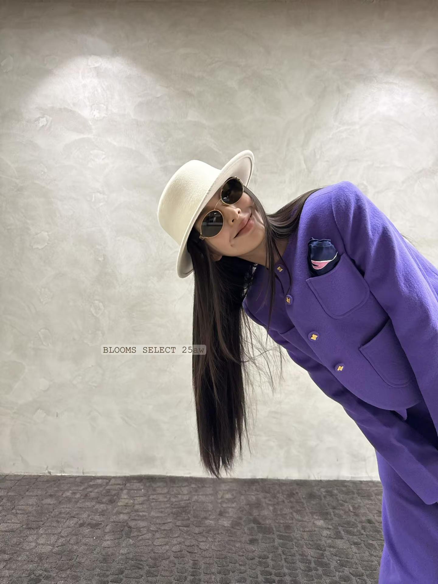 紫色是美女标配💜。 经典剪裁又升级了颜色 又正又显白套装给人的千金感...